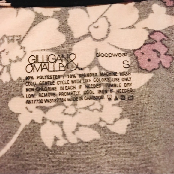 ❌SOLD❌ Black, Purple, White Floral Stretchy Shirt - Picture 8 of 8